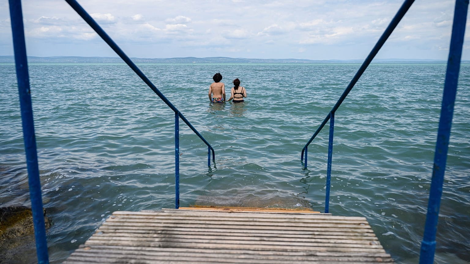 Bañistas en el lago Balatón
