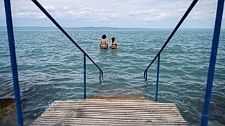 Bañistas en el lago Balatón