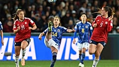 Le milieu de terrain japonais Yui Hasegawa contrôle le ballon entre le milieu de terrain du Costa Rica Priscila Chinchilla et l'attaquante du Costa Rica.
