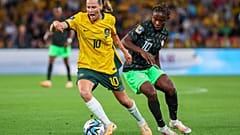 Emily Van Egmond, de Australia, a la izquierda, disputa el balón con Christy Ucheibe, de Nigeria, durante el partido de fútbol del Grupo B de la Copa Mundial Femenina 2023.