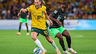 Emily Van Egmond, de Australia, a la izquierda, disputa el balón con Christy Ucheibe, de Nigeria, durante el partido de fútbol del Grupo B de la Copa Mundial Femenina 2023.