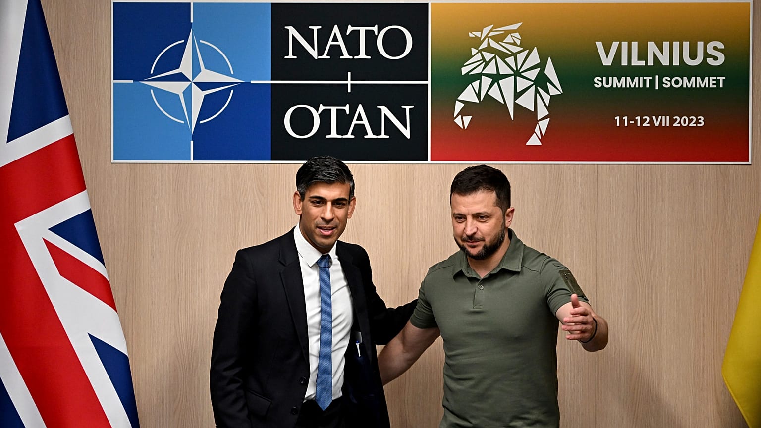 Rishi Sunak brit miniszterelnök és Volodimir Zelenszkij ukrán elnök Vilniusban