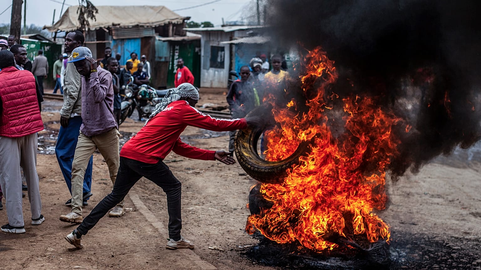 Manifestantes queman neumáticos en Nairobi, Kenia.