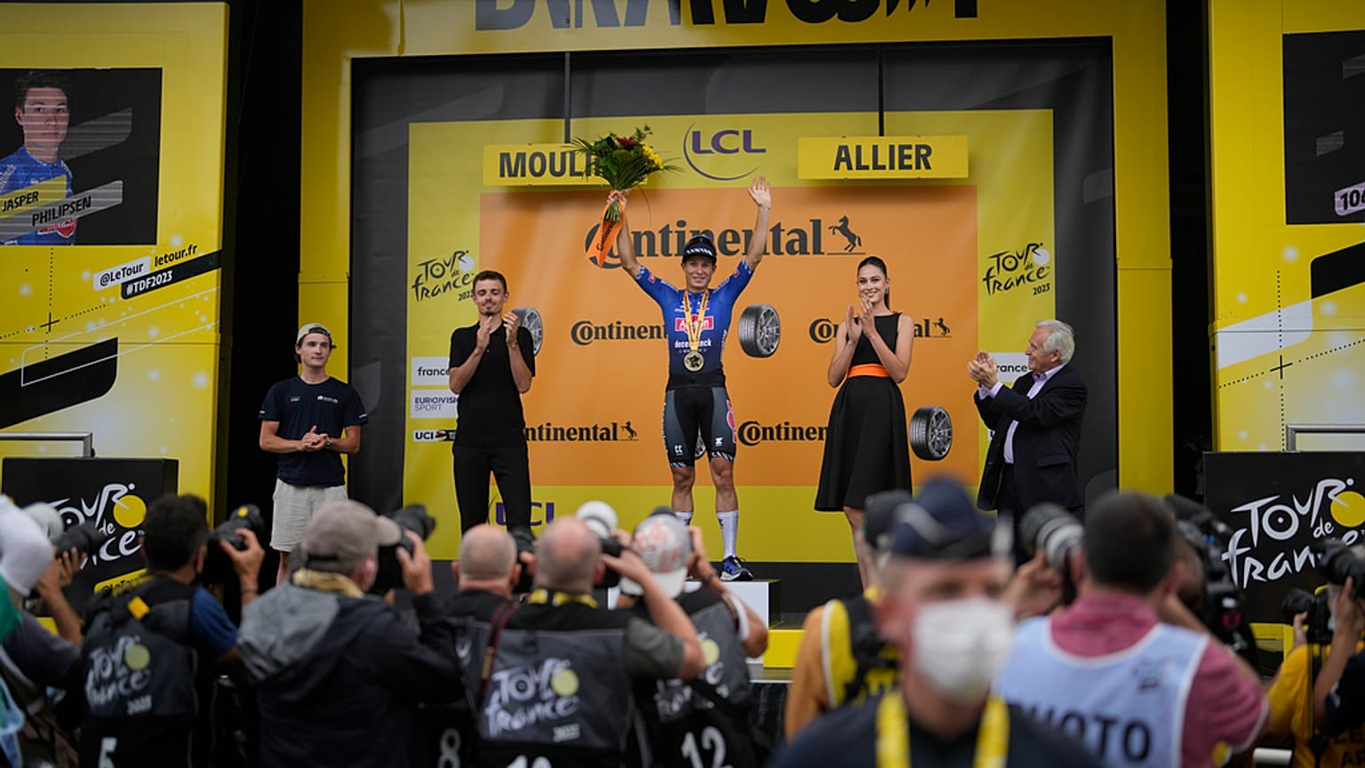 Le Belge Jasper Philipsen célèbre sa quatrième victoire d'étape sur le Tour de France 2023