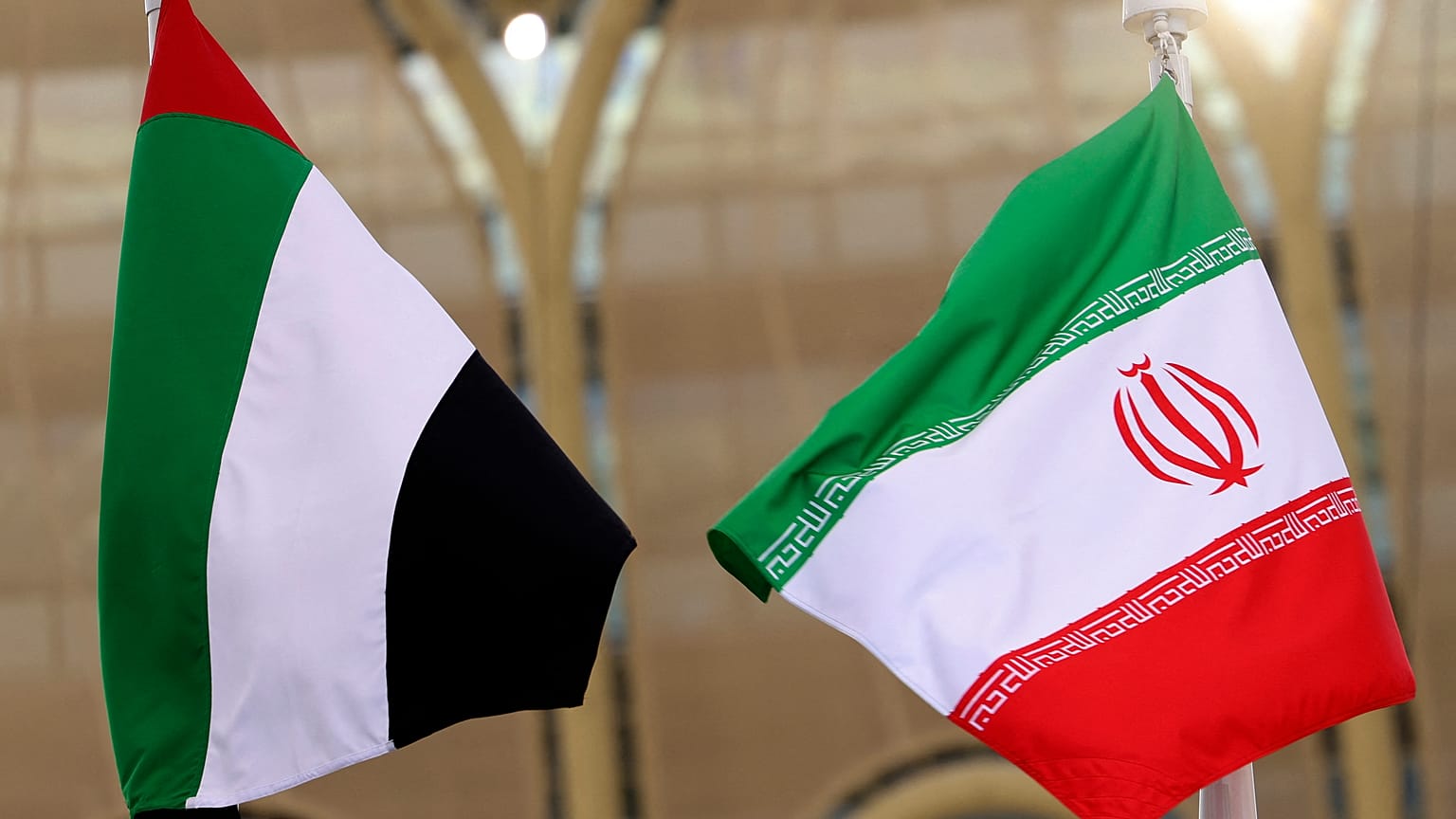 علمي الإمارات العربية المتحدة وإيران خلال حدث وطني في الجناح الإيراني لمعرض إكسبو 2020 