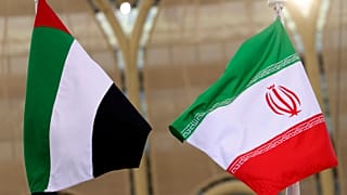 علمي الإمارات العربية المتحدة وإيران خلال حدث وطني في الجناح الإيراني لمعرض إكسبو 2020