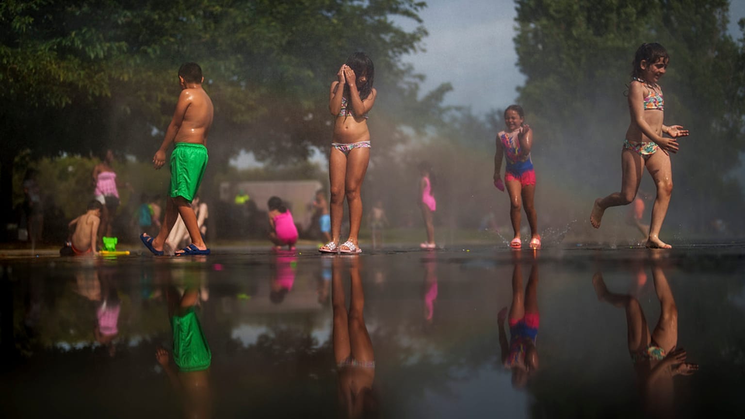 Niños se refrescan en Madrid, España