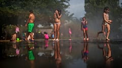 Niños se refrescan en Madrid, España