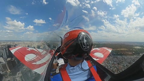 Un avión acrobático de las fuerzas aéreas comienza los ensayos sobrevolando los Campos Elíseos de París