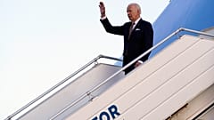 Joe Biden en la escalerilla del avión