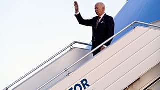 Joe Biden aterra em Helsínquia, capital da Finlândia