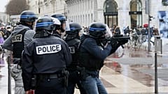Französische Polizisten während Ausschreitungen und Zusammenstößen mit Demonstranten