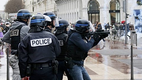 Police officers in cities 