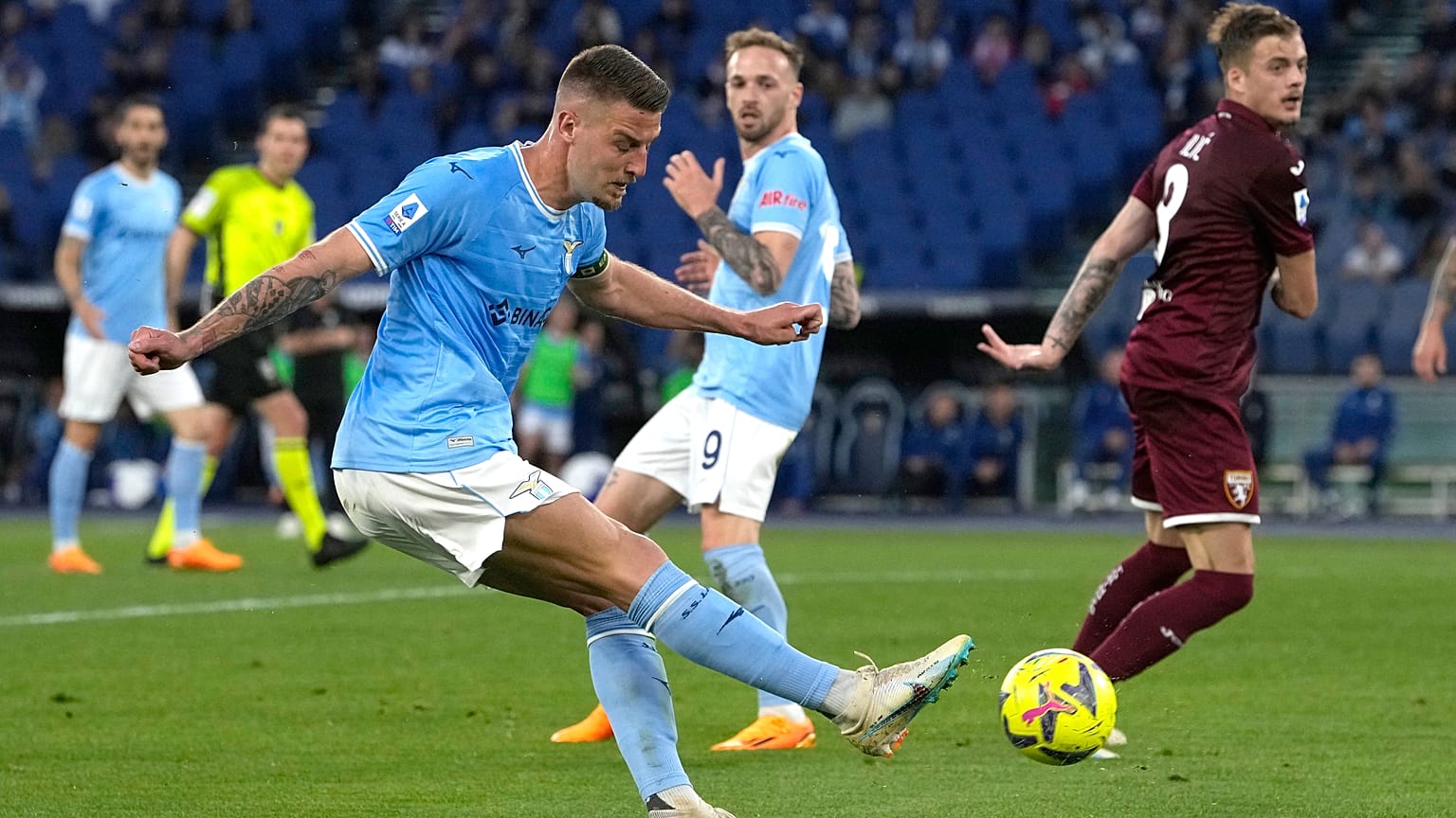 سيرغي ميلينكوفيتش-سافيتش لاعب لاتسيو يحاول التسجيل أمام تورينو في روما. 2023/04/22