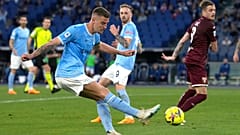 سيرغي ميلينكوفيتش-سافيتش لاعب لاتسيو يحاول التسجيل أمام تورينو في روما. 2023/04/22