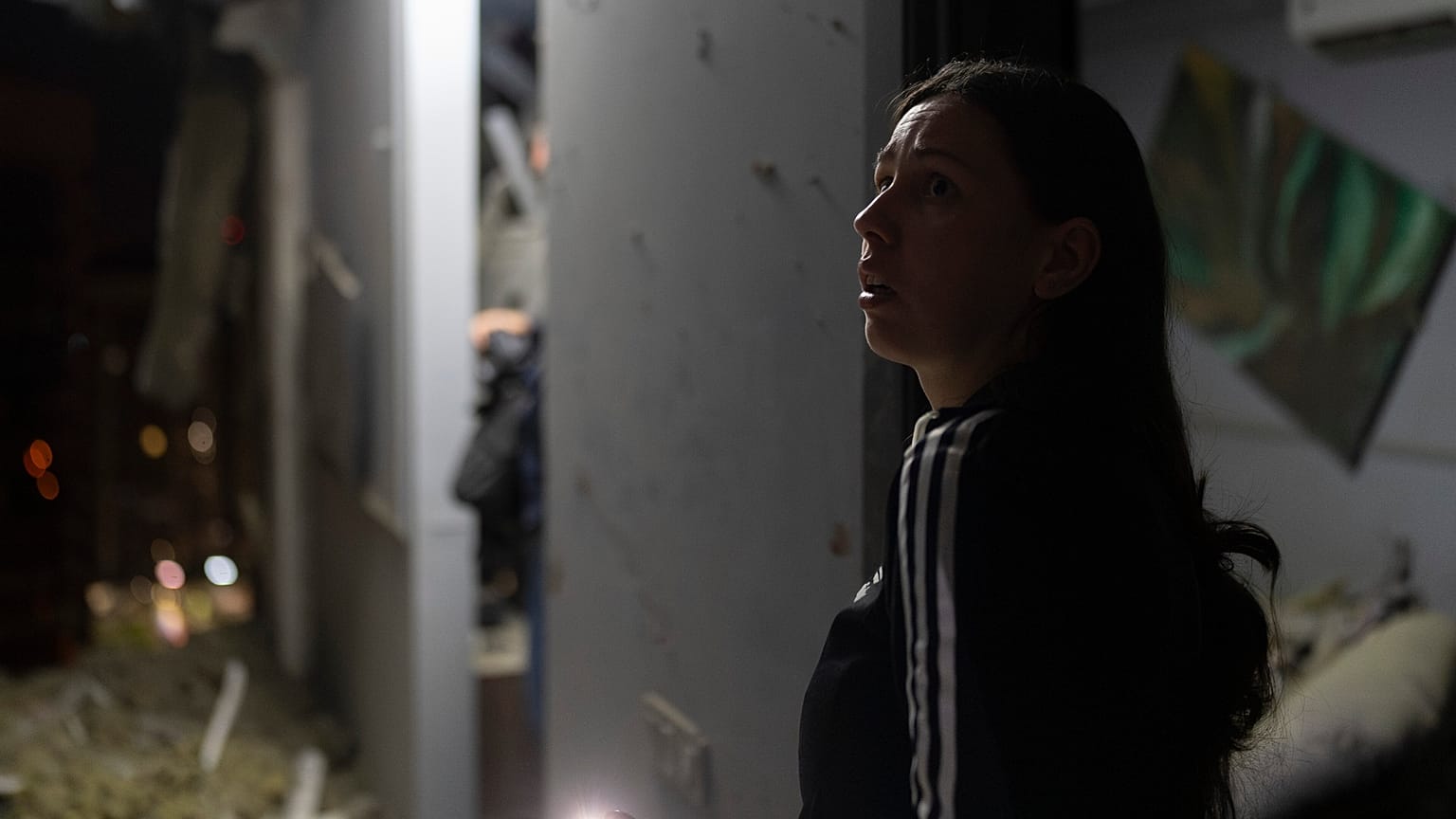 Eine Kiewer Anwohnerin schaut sich die Schäden an der Wohnung ihrer Nachbarin nach dem russischen Drohnenangriff