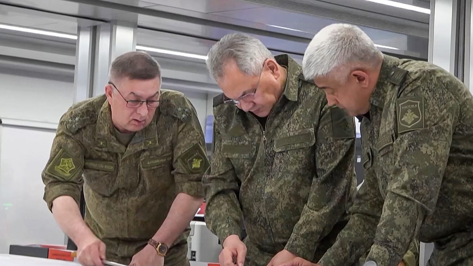 Rus Savunma Bakanı Sergey Şoygu ordu mensuplarıyla