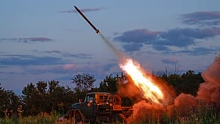 Ukrainische Artillerie feuert Rakete auf russische Stellungen bei Bachmut ab