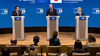 Az unió vezetői a japán miniszterelnök társaságában Brüsszelben 