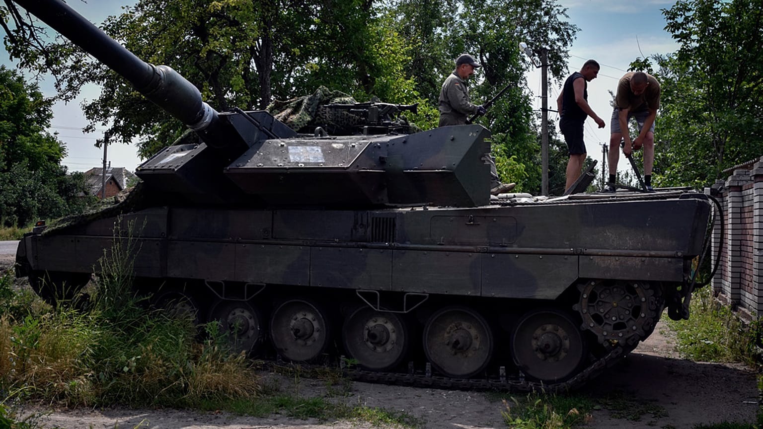 Leopard tankot javítanak ukrán katonák 2023. június 23-án