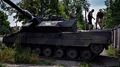 Leopard tankot javítanak ukrán katonák 2023. június 23-án