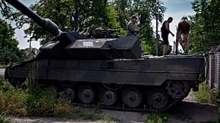 Leopard tankot javítanak ukrán katonák 2023. június 23-án