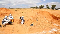 DOSYA - Libya Adalet Bakanlığı çalışanları, 23 Haziran 2020 Salı günü Libya'nın Tarhouna kasabasında şüpheli bir toplu mezar alanında kazı yapıyor
