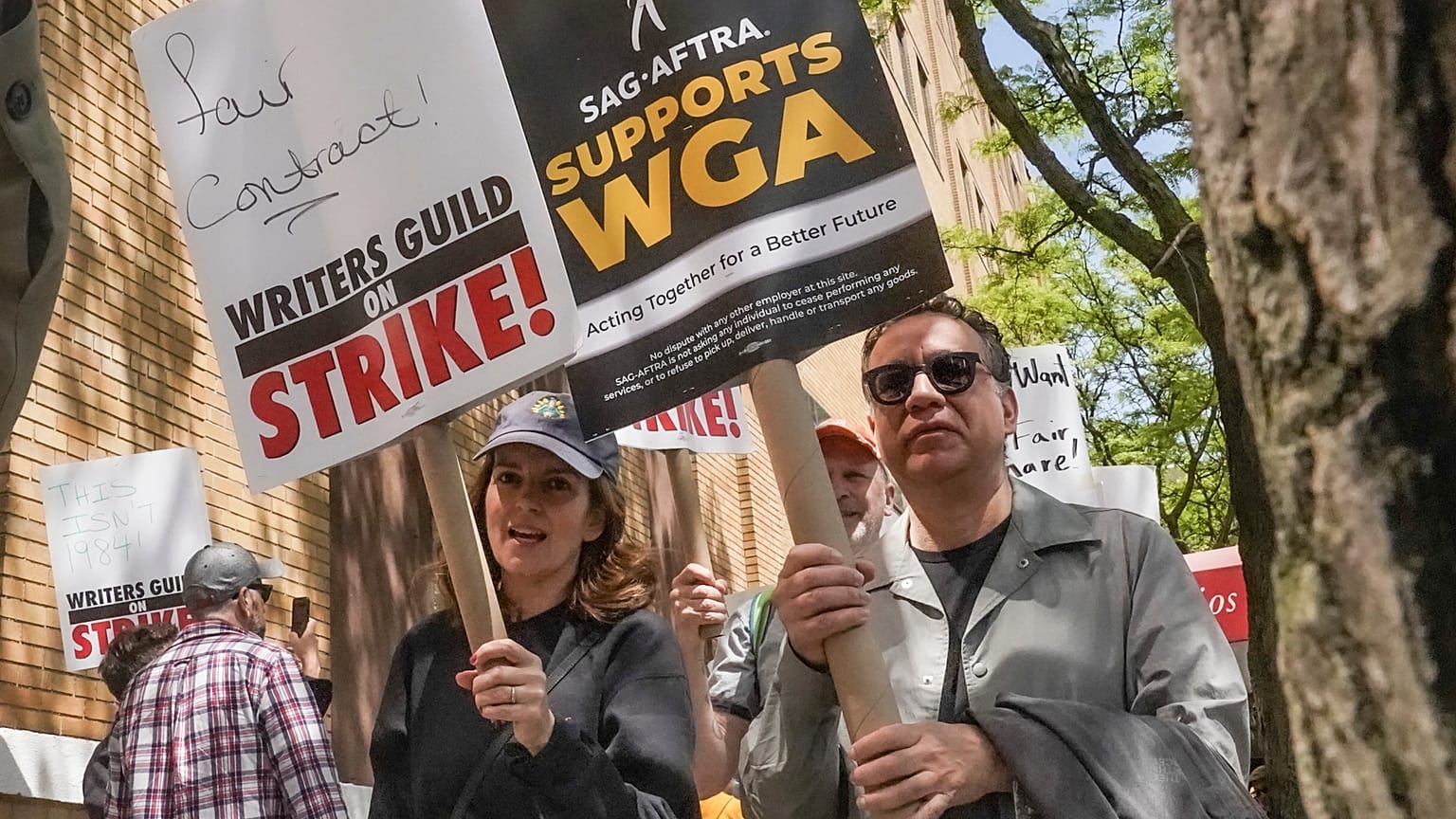 Atores Tina Fey e Fred Armisen solidários com greve dos argumentistas