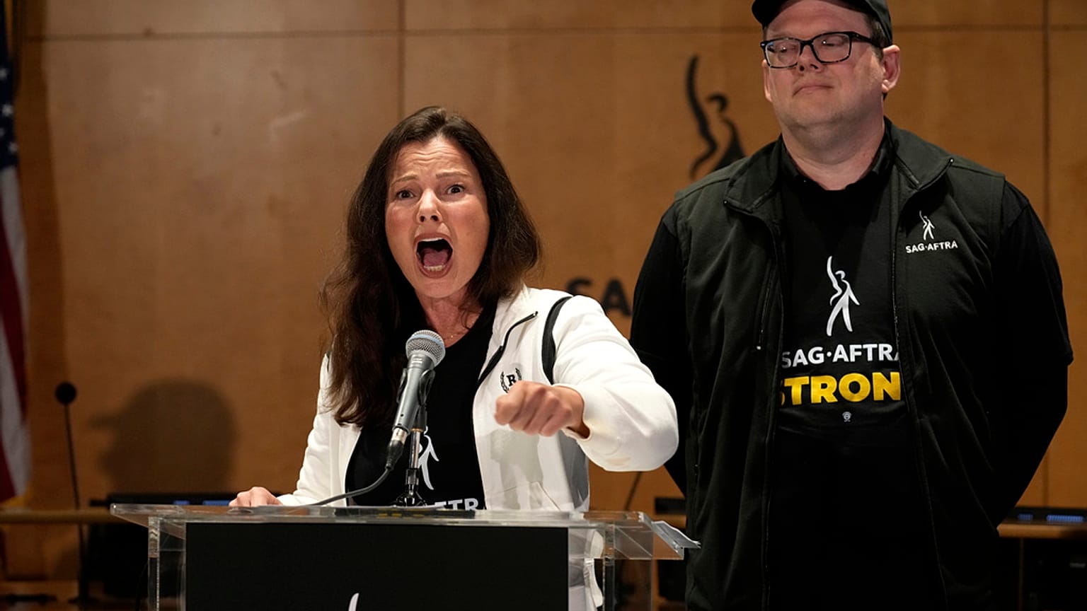Η πρόεδρος του SAG-AFTRA, Φραν Ντρέσερ, ανακοινώνει την απεργία