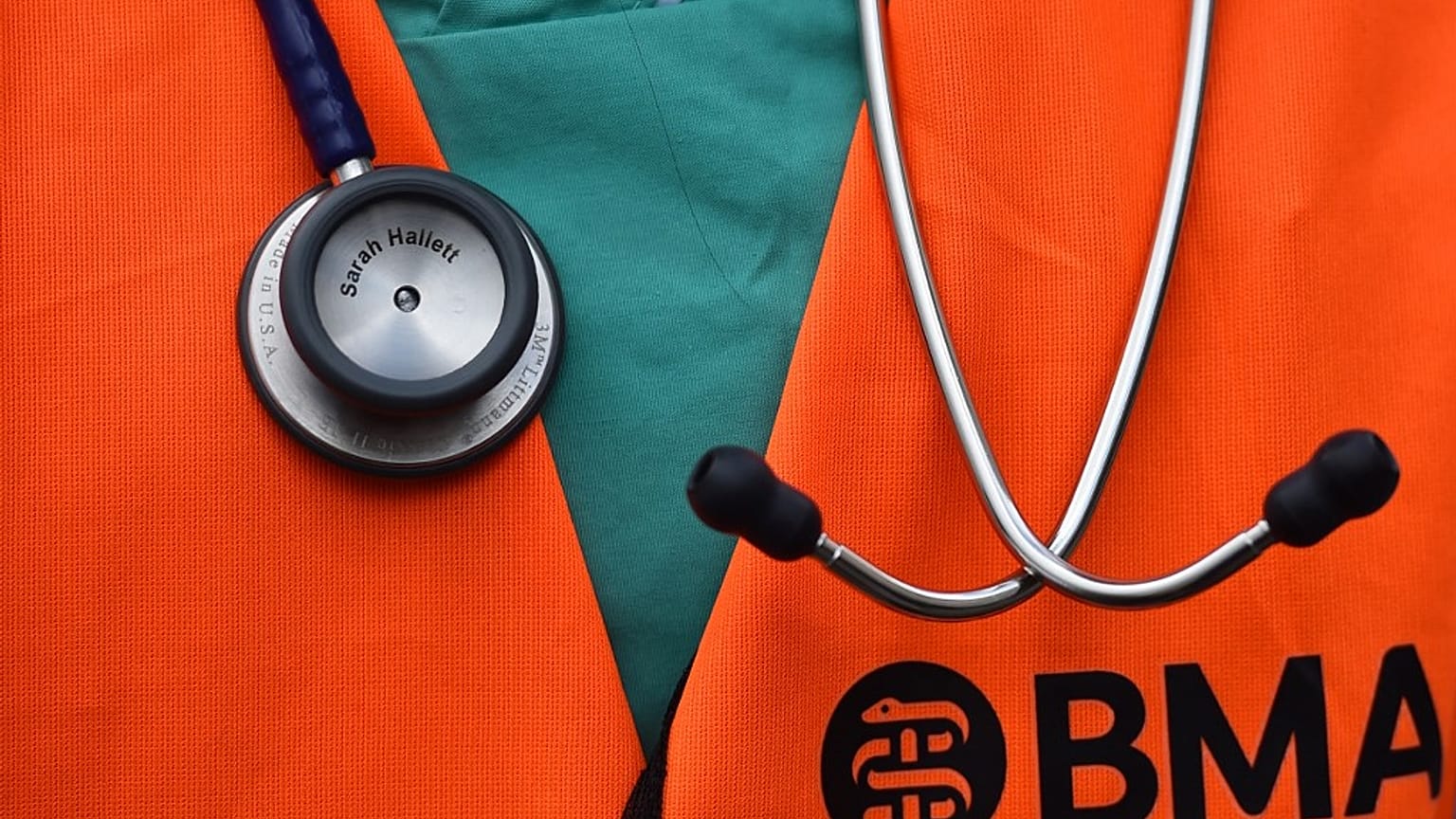 İngiltere'de genç doktorlar 5 günlük greve başladı