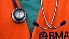 İngiltere'de genç doktorlar 5 günlük greve başladı