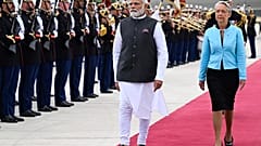 Indiens Regierungschef Narendra Modi mit seiner französischen Amtskollegin Elisabeth Borne in Paris