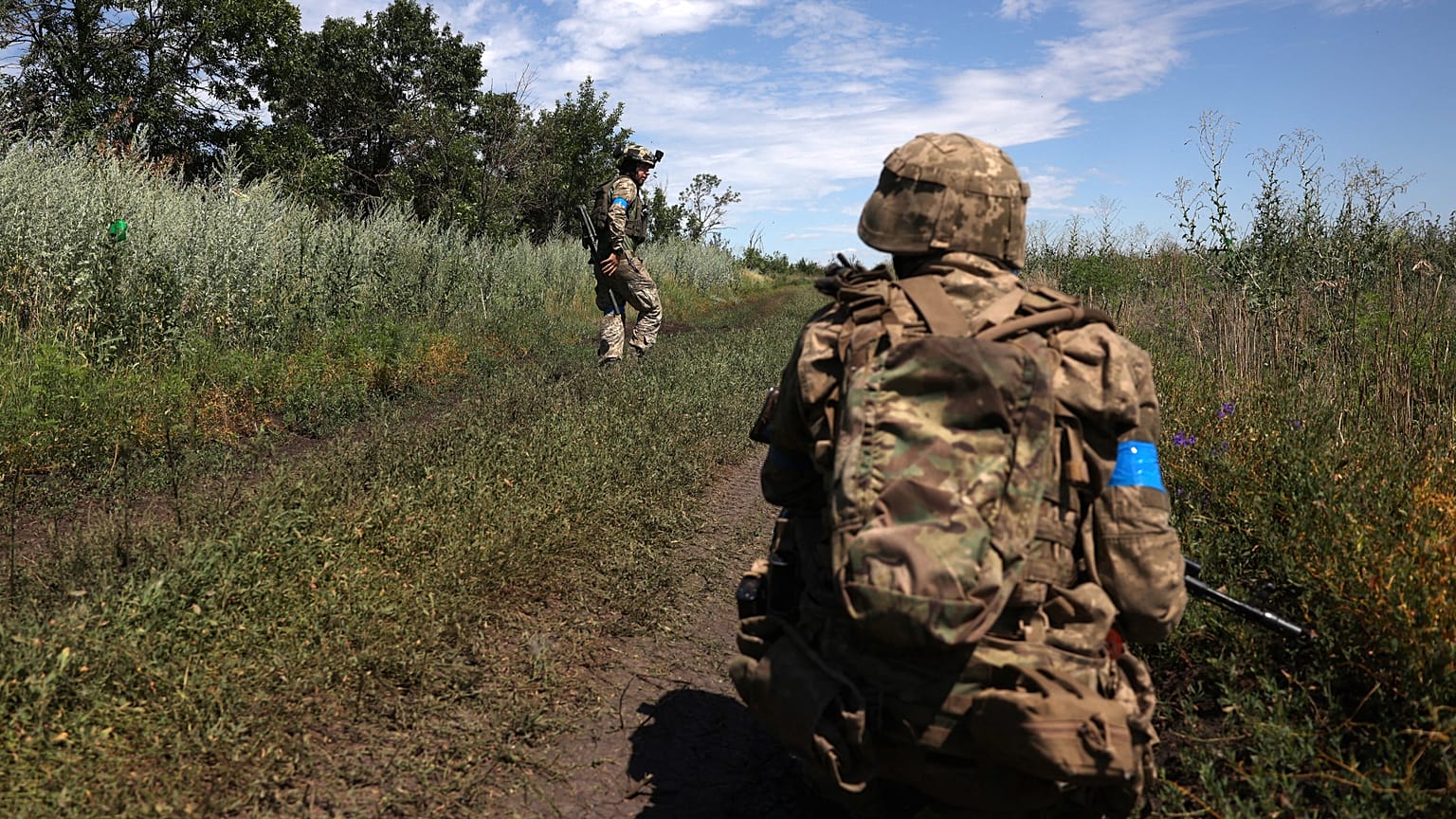 Украинские военные на линии фронта