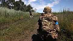 Украинские военные на линии фронта