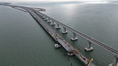 Восстановительные работы на поврежденных участках Керченского моста, пострадавшего от взрыва 8 октября 2022 года. 