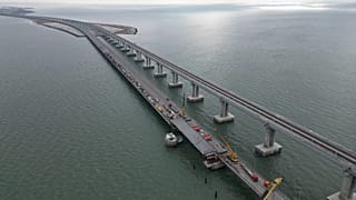 Восстановительные работы на поврежденных участках Керченского моста, пострадавшего от взрыва 8 октября 2022 года.