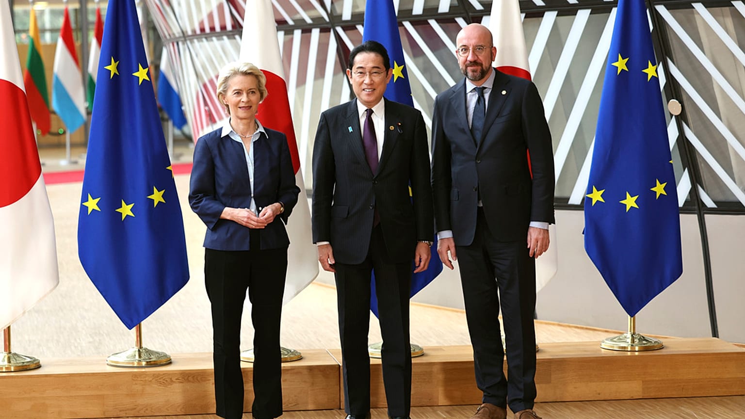 Avrupa Konseyi Başkanı Charles Michel (sağda), Avrupa Komisyonu Başkanı Ursula von der Leyen (solda) ve Japonya Başbakanı Fumio Kişida