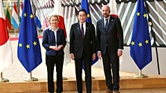Avrupa Konseyi Başkanı Charles Michel (sağda), Avrupa Komisyonu Başkanı Ursula von der Leyen (solda) ve Japonya Başbakanı Fumio Kişida