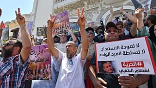 متظاهرون يطالبون بالإفراج عن سجناء سياسيين خلال مظاهرة دعا إليها تحالف جبهة الإنقاذ الوطني المعارض في تونس العاصمة، في 18 يونيو 2023.