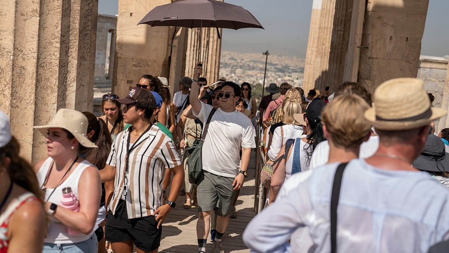Τουρίστες στον ιερό βράχο της Ακρόπολης την Πέμπτη