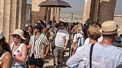 Τουρίστες στον ιερό βράχο της Ακρόπολης την Πέμπτη