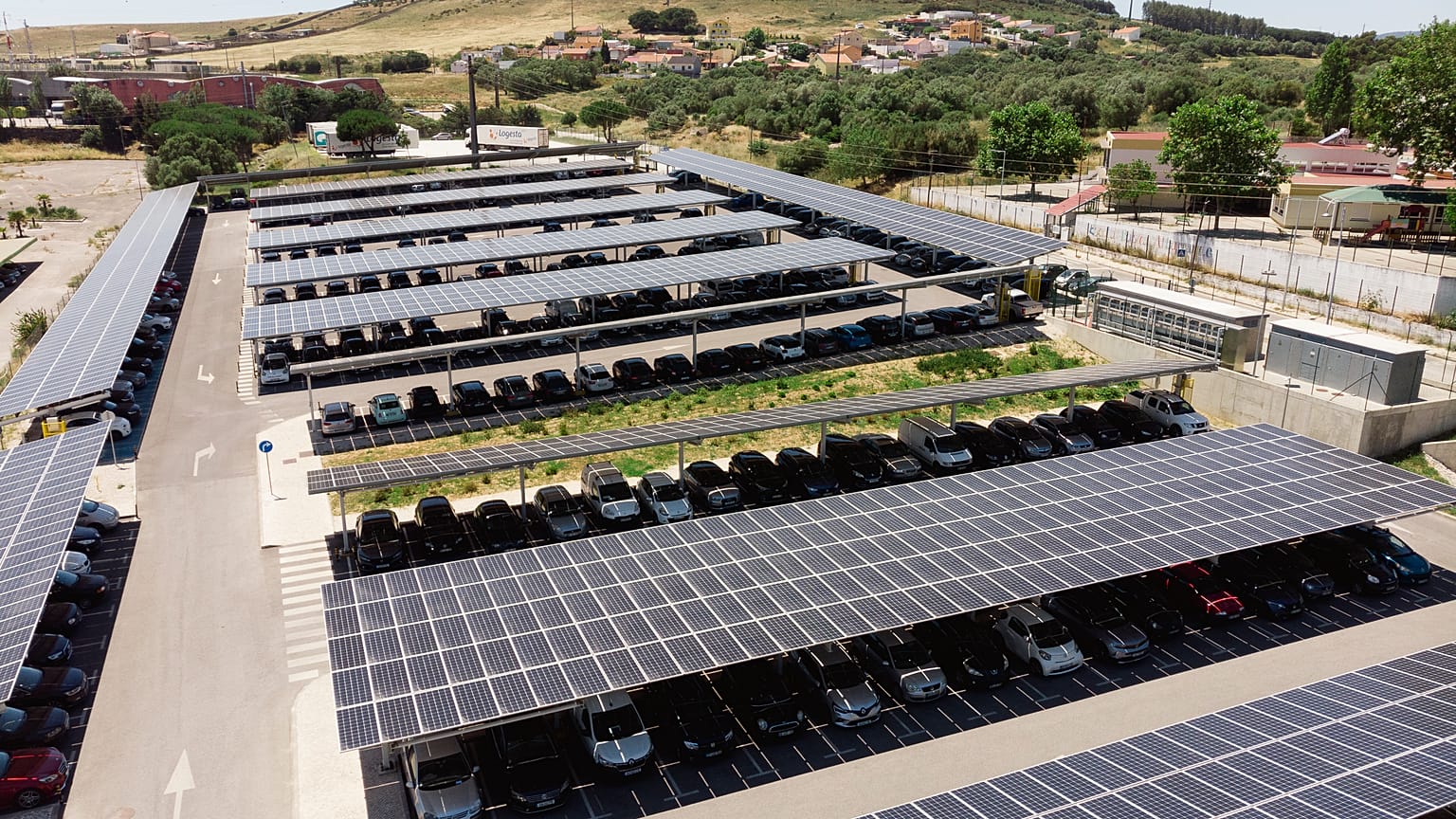 A fábrica portuguesa da PMI reduziu as emissões de carbono em 74% desde 2010. Recentemente, foi construída uma central fotovoltaica no parque de estacionamento