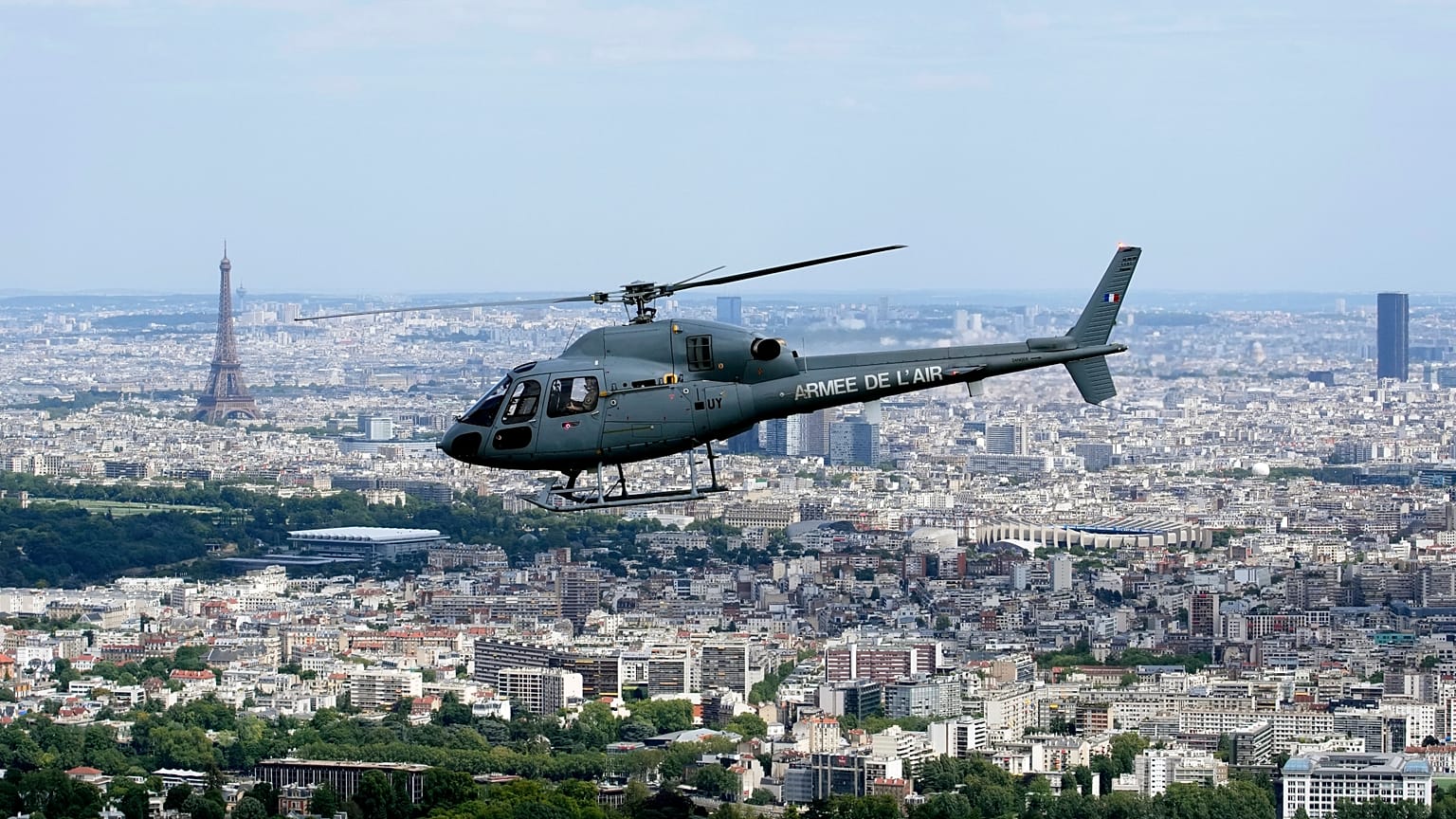 Harci helikopter Párizs felett, háttérben az Eiffel-torony.