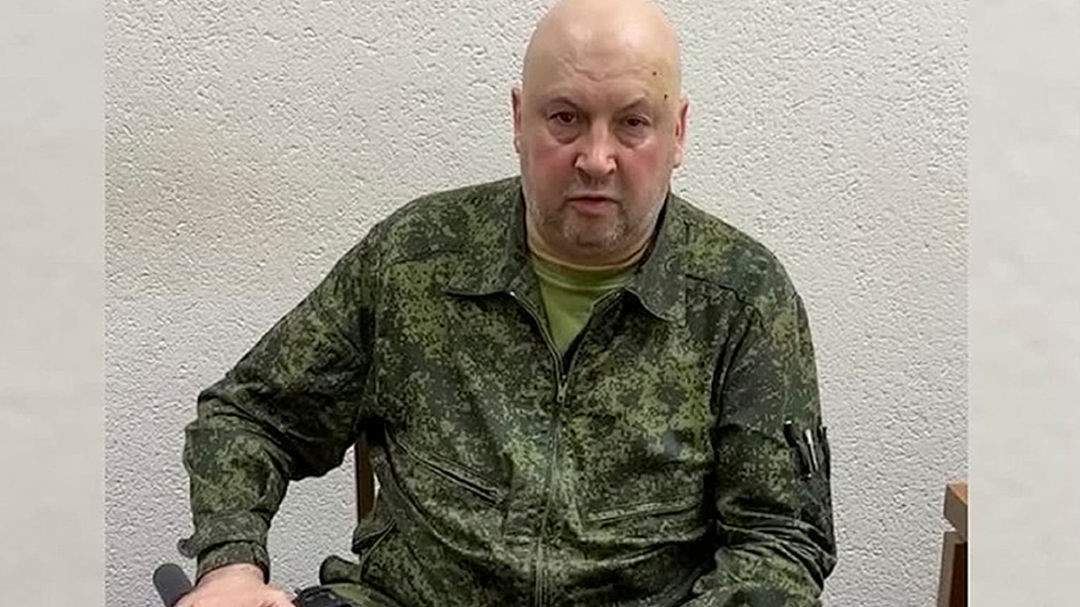 Surovikin, Wagner isyanı sırasında rütbesiz bir üniforma ile paralı askerlere kışlalarına dönme çağrısında bulunmuştu