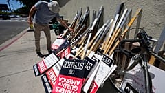 Les 160 000 acteurs syndiqués au SAG-AFTRA rejoignent les scénaristes dans une grève inédite depuis 60 ans. 