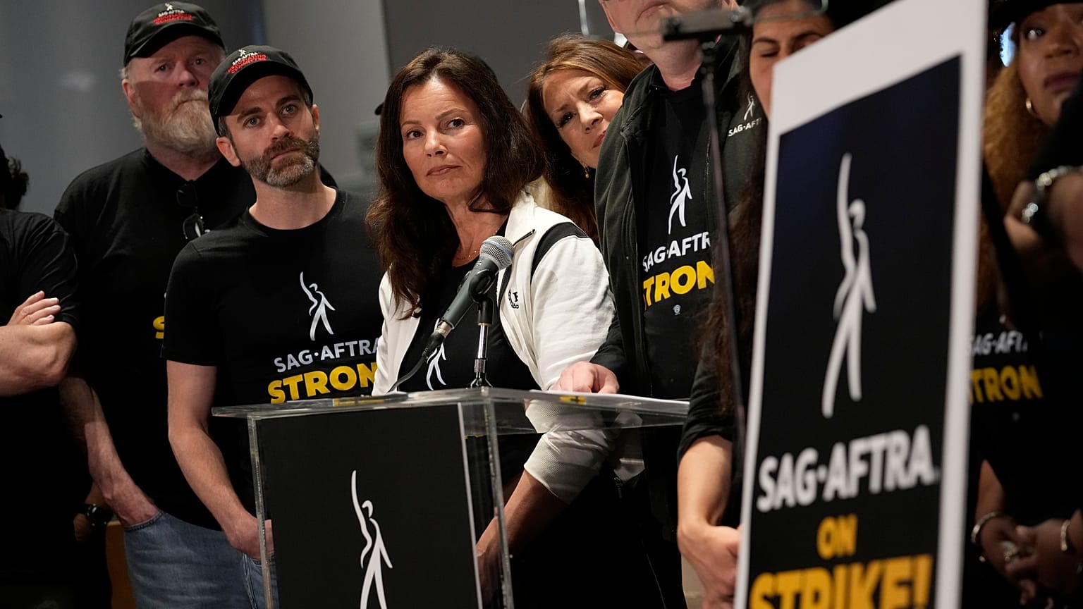 La presidenta de SAG-AFTRA, Fran Drescher, en el centro.