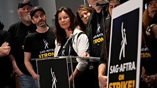 La presidenta de SAG-AFTRA, Fran Drescher, en el centro.