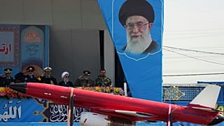 Ali Hamenei és az iráni hadsereg vezetői a tribünön 2023 tavaszán - illusztráció