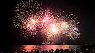 Fogos de artifício sobre a Baie des Anges, Nice, 13/07/2023