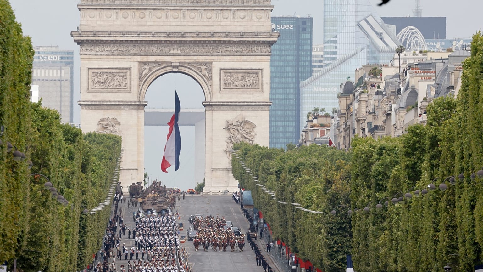 جادة الشانزليزيه في يوم العيد الوطني 